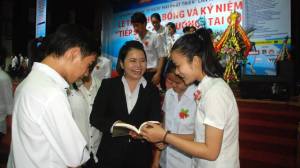 Đào Thị Hằng ở giữa, người được học bổng Tiếp sức đến trường năm 2004 đã quay lại tiếp sức cho tân sinh viên năm 2013. Ảnh Quốc Nam - báo Tuổi Trẻ